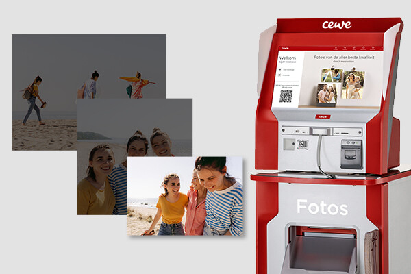 Rode fotoprinter met afdrukken van lachende vrienden op het strand die samen genieten