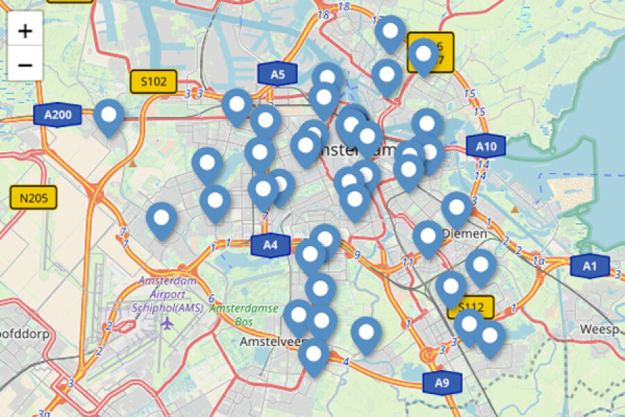 Kaart van Amsterdam met blauwe markeringen die verschillende locaties in en rondom de stad tonen