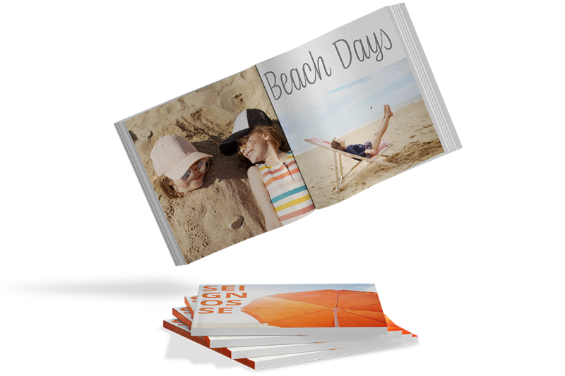 Open fotoboek met twee bladzijden, links twee kinderen spelen in het zand, rechts een kind ligt ontspannen op een strandstoel onder de tekst Beach Days