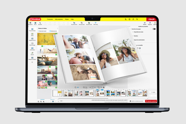 Open fotoboek met vrolijke vakantiefoto's op een laptopscherm, klaar om herinneringen te delen en te ontwerpen