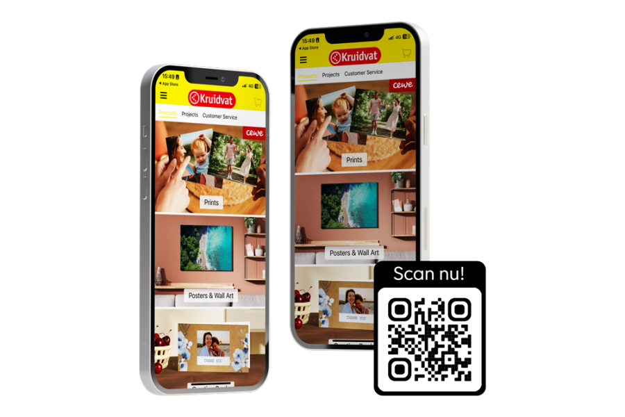 Twee mobiele telefoons tonen de Kruidvat app met foto's van prints, posters en wenskaarten en een QR-code met tekst scan nu