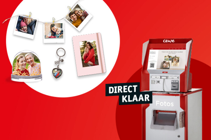 Rode CEWE fotoprinter met voorbeelden van foto's, fotoboek, sleutelhanger en fotodecoraties die vreugdevolle herinneringen laten zien