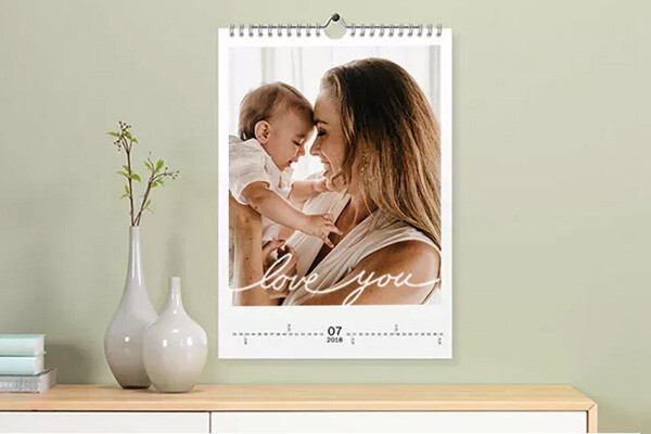 Kalender met foto van een vrouw die liefdevol een baby vasthoudt en hun voorhoofden aanraken