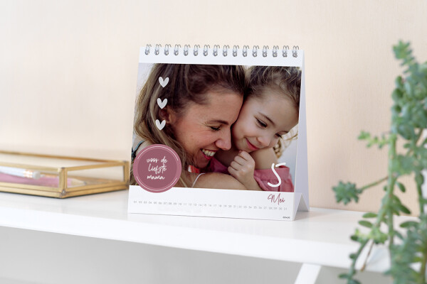 Tafelkalender toont een liefdevol moment van moeder en kind die elkaar omhelzen met tekst voor de liefste mama