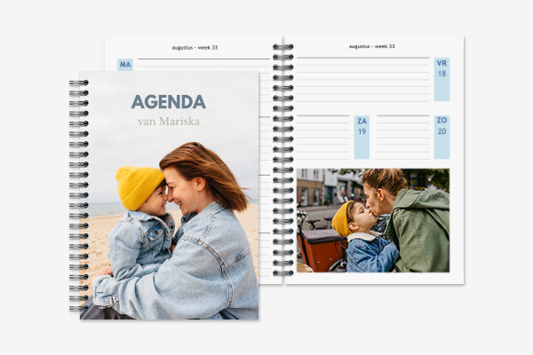 Opengeklapte agenda met foto’s van een moeder en kind die liefdevol naar elkaar glimlachen en elkaar kussen