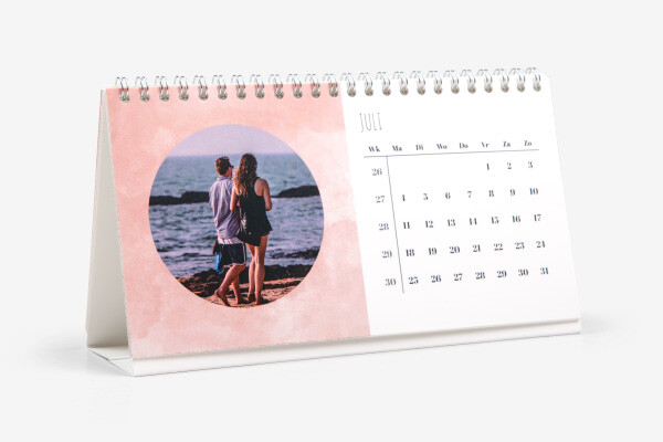 Tafelkalender voor juli met een foto van een stel dat samen op het strand bij de zee staat