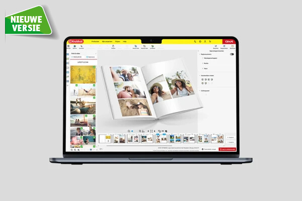 Laptop met een open digitaal fotoboek vol vakantiefoto's en een groene sticker met tekst nieuwe versie